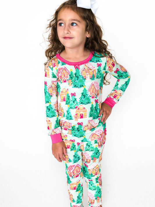 SoftSnooze™ Toddler Girls Bamboo Viscose Pink Jolly Gingerbread Ruffle Long Sleeve Pajama Set with Signature Rear Ruffles: Green / 2T
